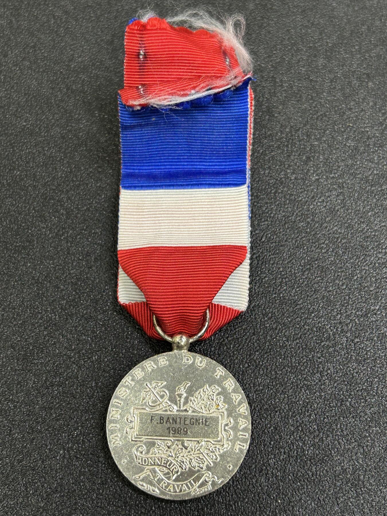 西秦中古拍卖第八十四期  法国二级劳工奖章 银制 有1字银标 1989年实发