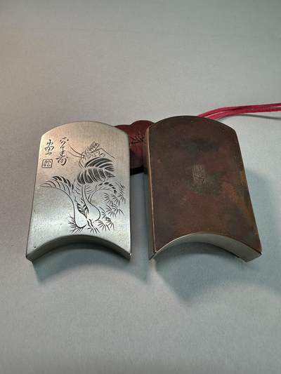 清-民国-建国｜老铜器专场.伍 民国老白铜瓦当形草虫芭蕉竹纹铜墨盒  