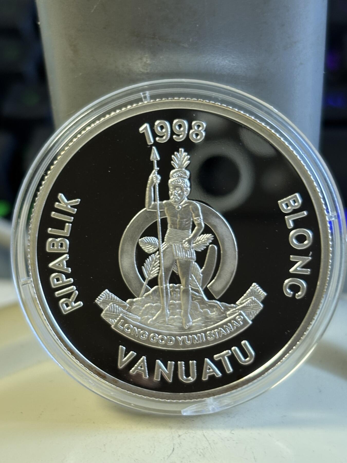 第197期拍卖 瓦努阿图2000年千禧年镀金纪念银币，1盎司925银镀金，塑料盒有破