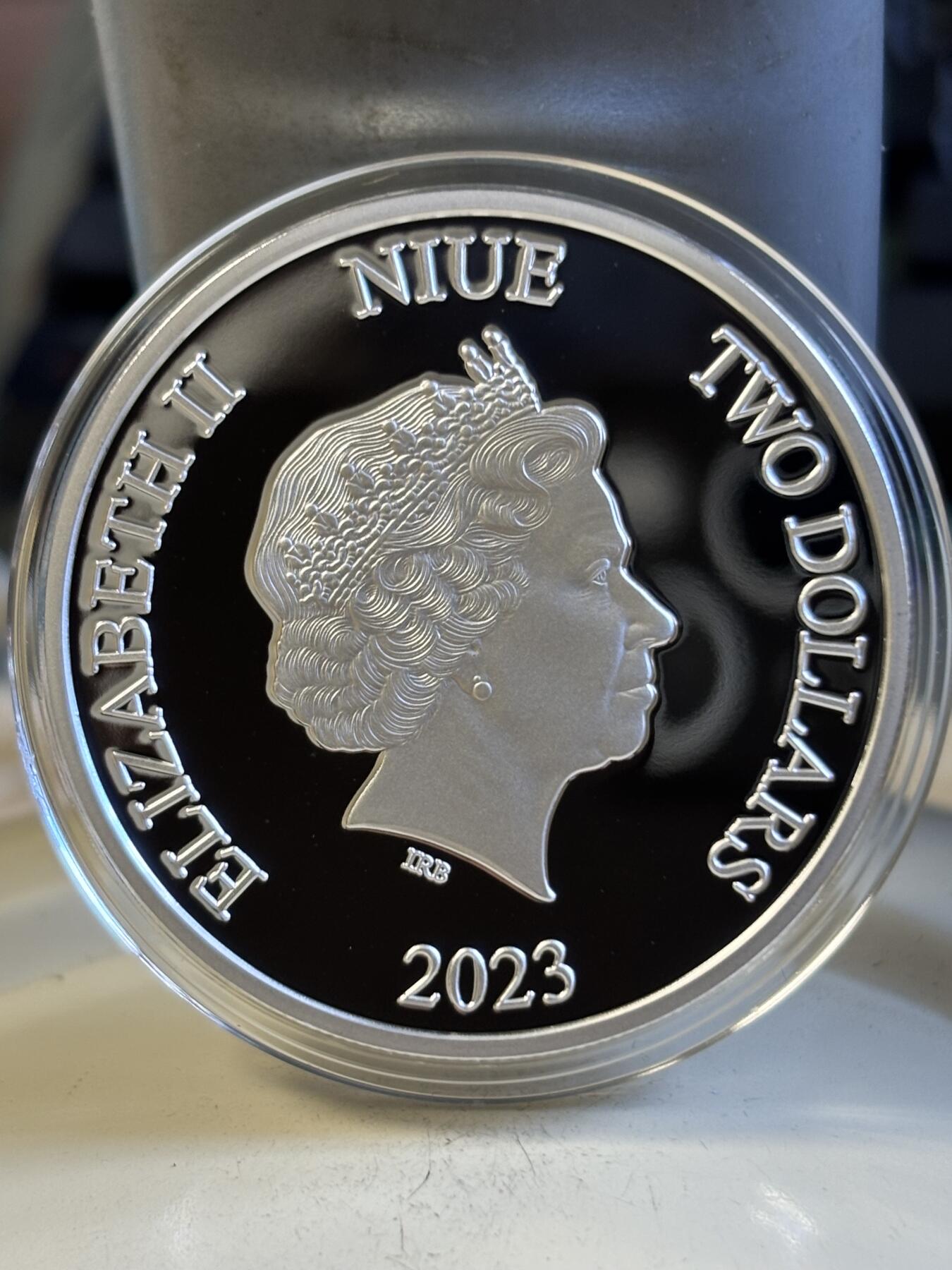 第197期拍卖 纽埃2023年珍贵的爱情系列天鹅镶嵌水晶彩色银币，999银，发行3000枚