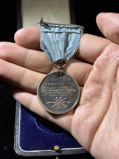 戎马世界章牌大赏第115期 英国西伦敦大学音乐学院钢琴弹奏获奖纪念 章 925银材质，21.3g，实发版：1921年颁发， 带原盒，西伦敦大学音乐学院为英国音乐著名院校，蕾哈娜、碧昂丝、Lady Gaga等著名现代歌手均为该校校友