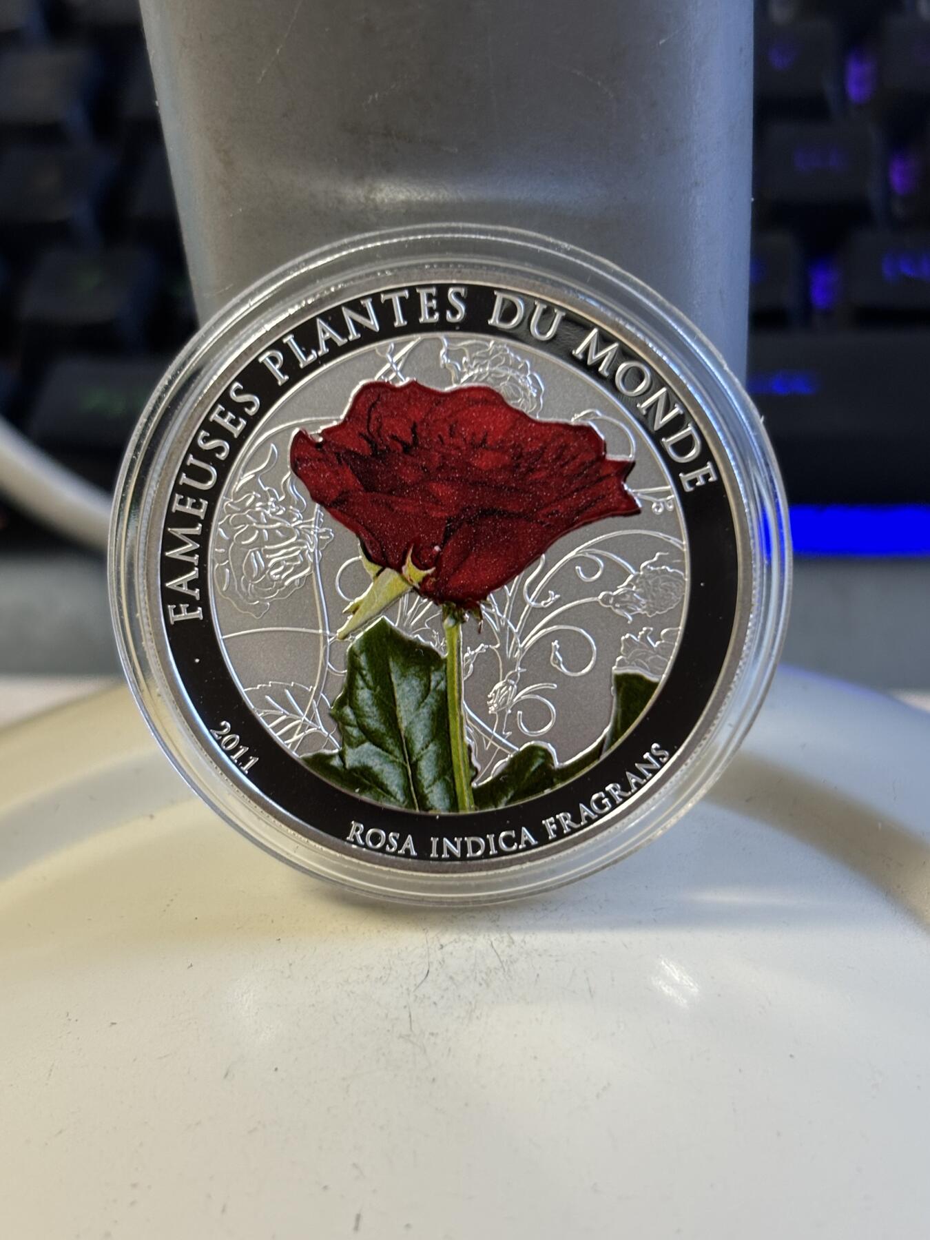 第197期拍卖 贝宁2011美丽的情人红玫瑰带香味合金彩色镀银币，铜镍镀银，27克，发行2500枚