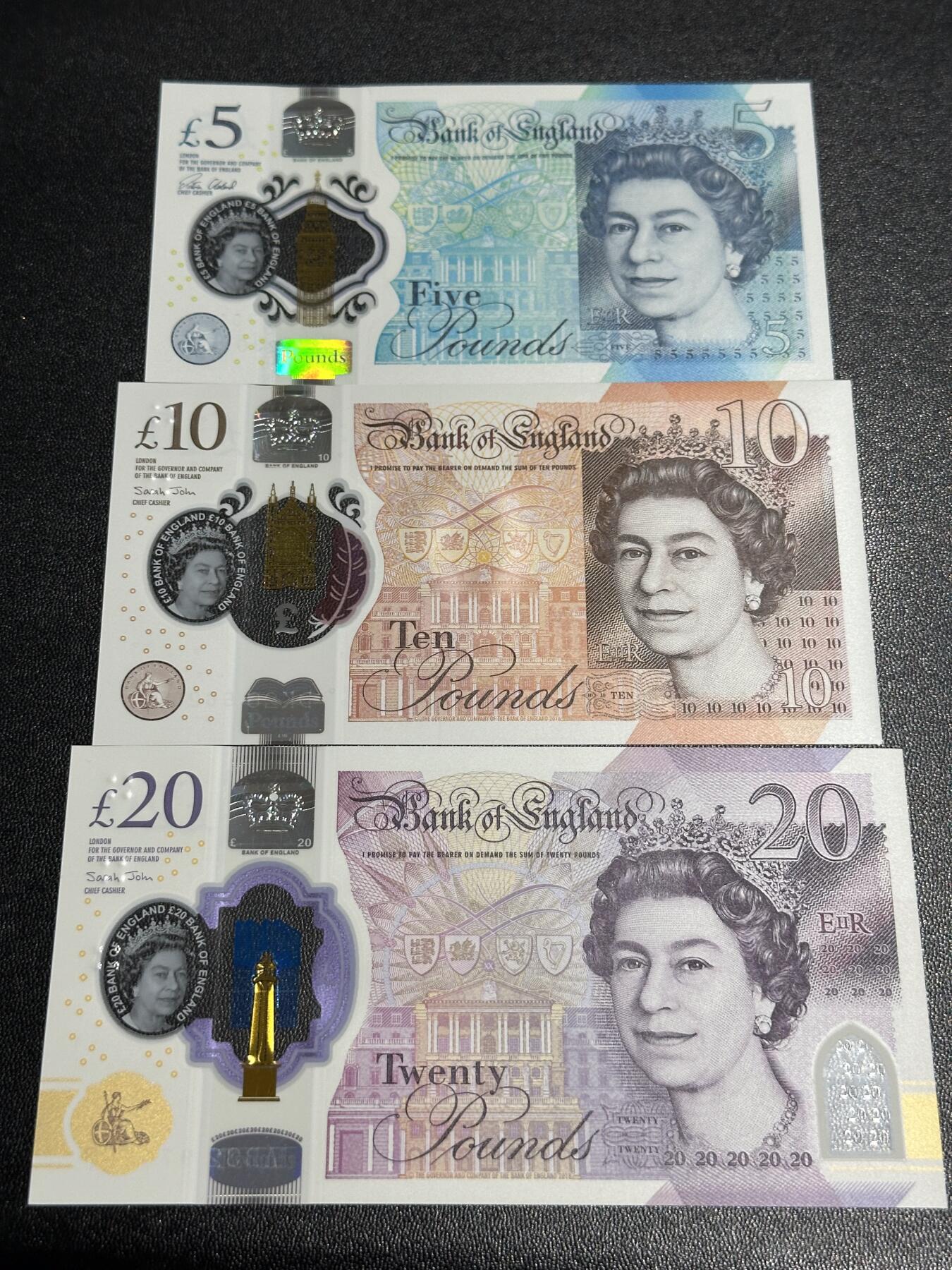 《外钞收藏家》第六百二十六期（精品场）（长期征集拍品、欢迎藏友们联系合作） 英国女王头像版本5/10/20英镑塑料钞（其中5镑AA字冠且尾号77相同）	UNC