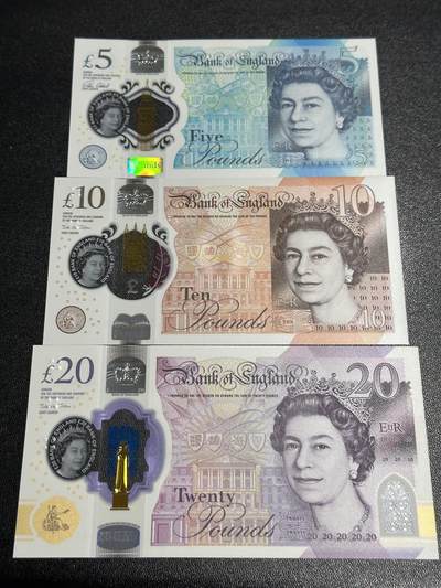 《外钞收藏家》第六百二十六期（精品场）（长期征集拍品、欢迎藏友们联系合作） - 英国女王头像版本5/10/20英镑塑料钞（其中5镑AA字冠且尾号77相同）	UNC