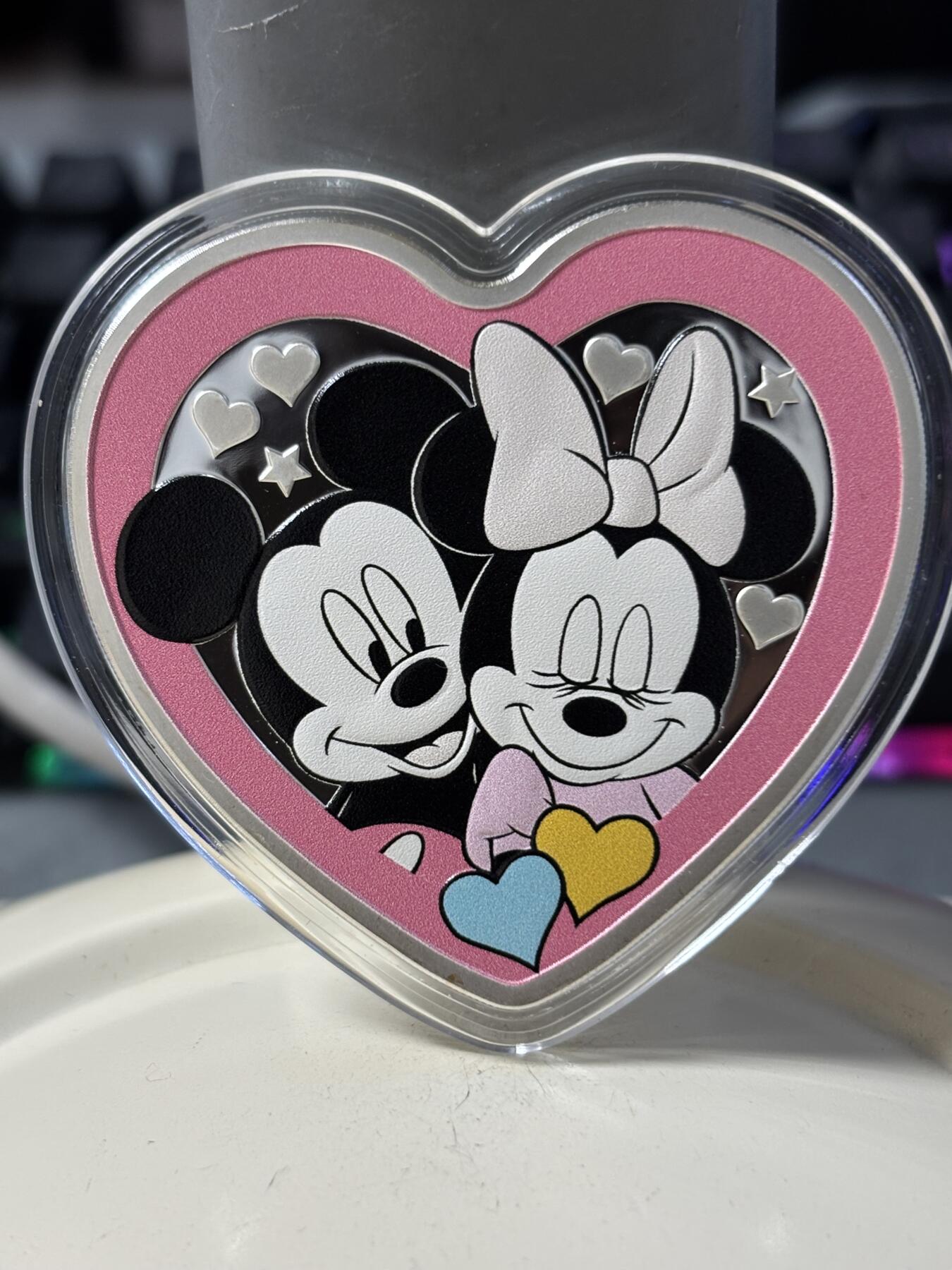 第197期拍卖 纽埃2023年迪斯尼爱情系列米奇和米妮心形彩色1盎司纪念银币，999银。发行3000枚