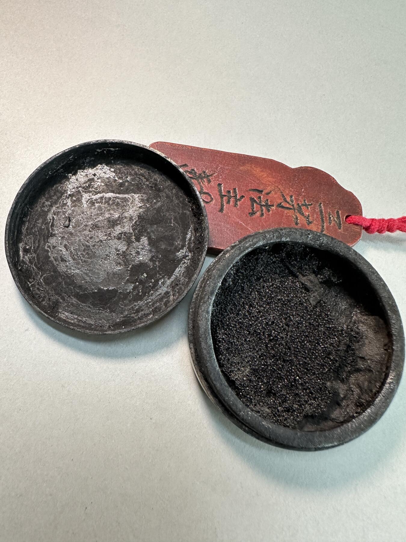 清代晚期 铜墨盒 圆形手工刻诗文 文房铜器 全品无修 直径5.6cm