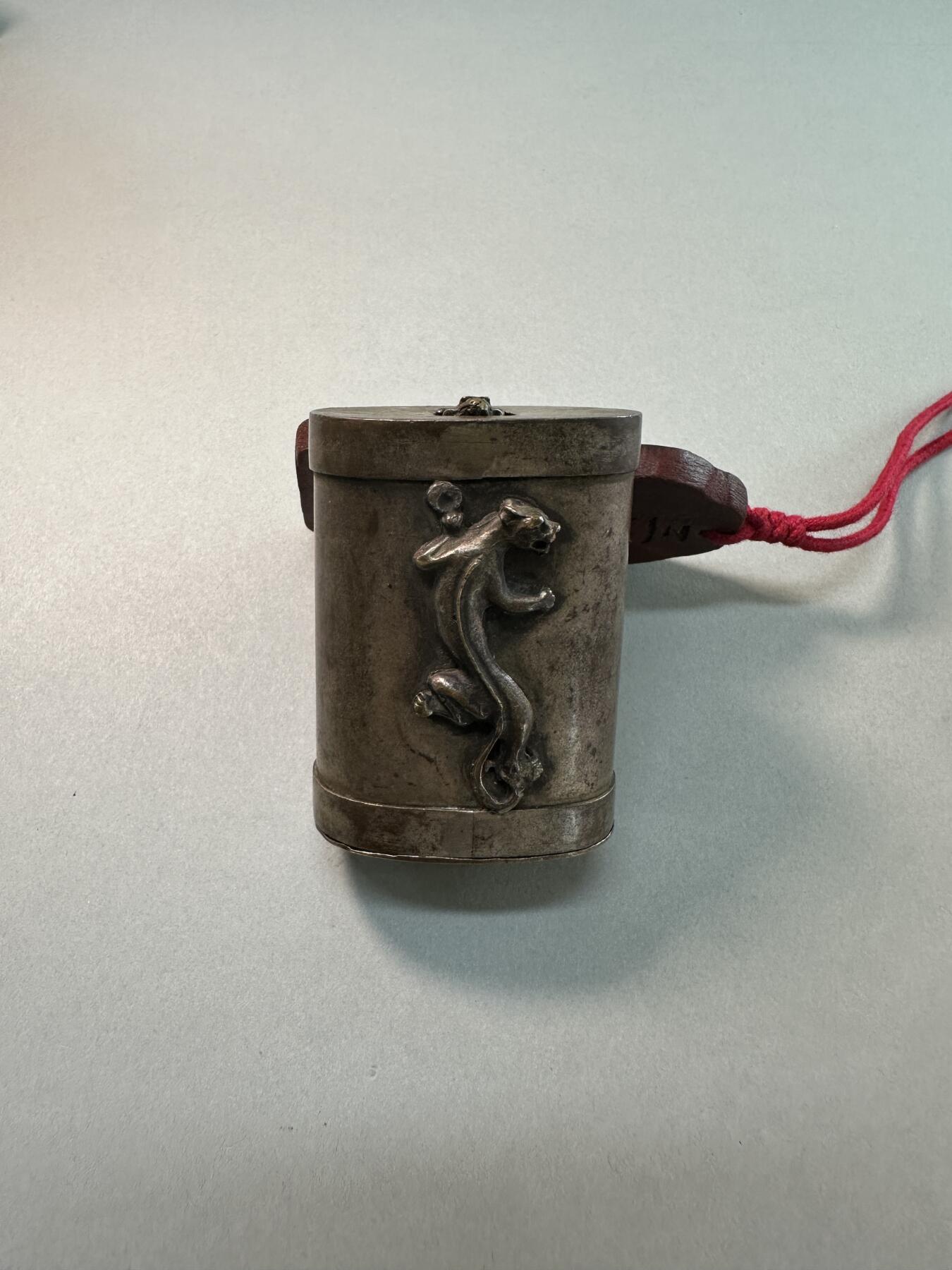 民国老白铜双侧高浮雕螭龙蛙钮多层腰圆形铜烟丝盒 传世良美品 民俗文玩雅器