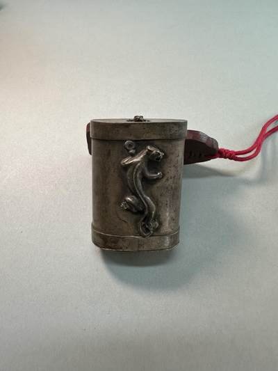 民国老白铜双侧高浮雕螭龙蛙钮多层腰圆形铜烟丝盒 传世良美品 民俗文玩雅器 - 民国老白铜双侧高浮雕螭龙蛙钮多层腰圆形铜烟丝盒 传世良美品 民俗文玩雅器