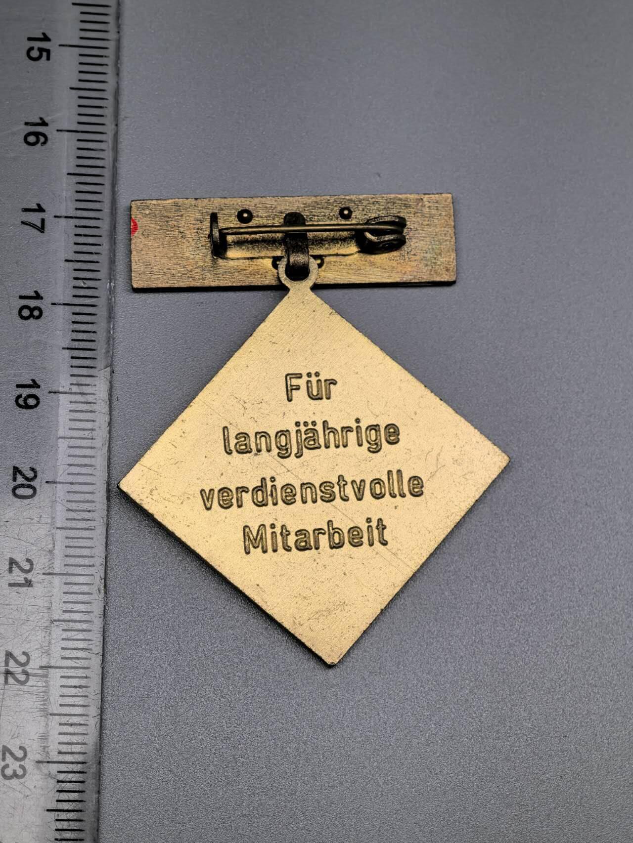 小驴勋章奖章收藏4月11日周六晚六点拍卖（珍爱和平，收藏战争，铭记历史，勿忘国耻，忠党爱国。有偿代拍，送拍规则在简介最后，参拍须阅读规则后再参拍，关系到运费包装发货时效真假辨别等关键信息，拍卖时不再发原图，看大图店主微信码在拍卖店铺介绍里）
