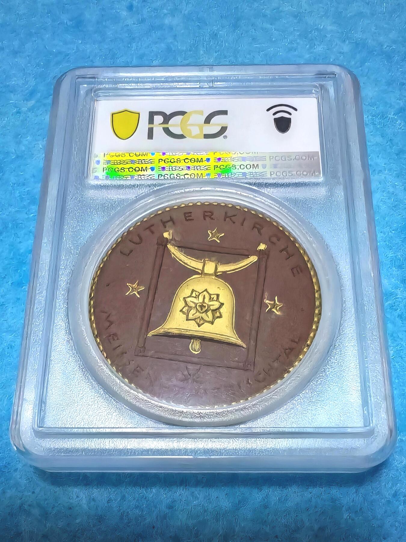 4月10日 🌏全球币章 珍品:1922年 德国（魏玛共和国·萨克森州）梅森皇家瓷厂《梅森-特里比施塔尔路德教堂》棕色手工描金瓷质纪念章 PCGS MS67（Scheuch-384e）PCGS加厚评级盒