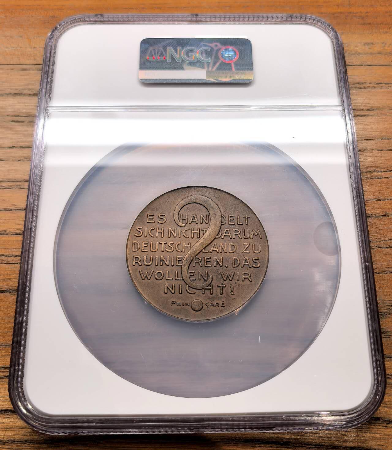 凡希社世界钱币微拍第三百二十二期 1923德国鲁尔区被法比联军占领主题大铜章NGC-MS63，1923年1月，法国与比利时以德国未履行《凡尔赛条约》赔款义务为由，出兵占领德国工业核心鲁尔区，引发鲁尔危机。德国政府发起“消极抵抗”政策，导致鲁尔区经济瘫痪，进一步加剧德国恶性通货膨胀（1923年马克汇率跌至1美元兑4.2万亿马克），该铜章是这一历史事件的实物见证。