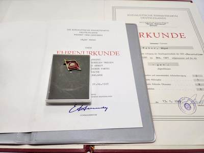 南水社第5次拍卖  民主德国（东德）SED 25年党龄荣誉证书 党校函授结业证 统一社会党证章带盒  获得者埃德加·韦伯