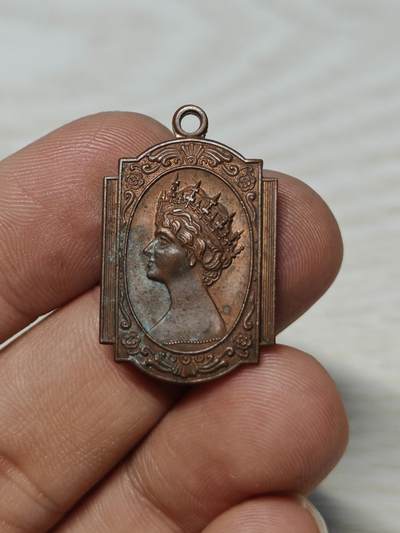 英国伊丽莎白女皇纪念章，铜质，双面浮雕，正面女王侧面像，背面QUEEN ELIZABETH及中文“伊丽莎白女皇”。尺寸约2.8cm*2cm，保存状态以图为准，有正常年代感，适合收藏 - 英国伊丽莎白女皇纪念章，铜质，双面浮雕，正面女王侧面像，背面QUEEN ELIZABETH及中文“伊丽莎白女皇”。尺寸约2.8cm*2cm，保存状态以图为准，有正常年代感，适合收藏