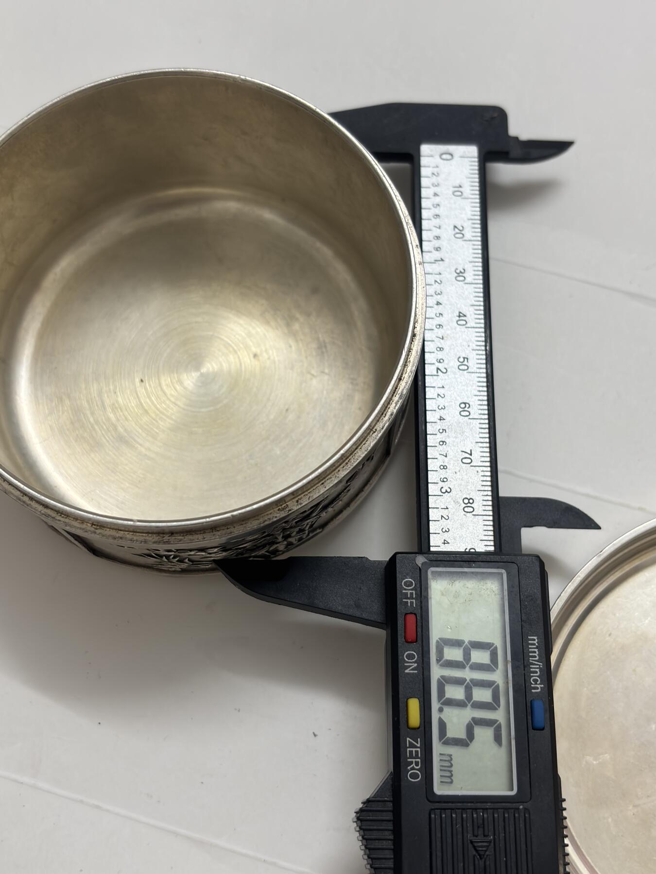 文馨钱币收藏第 299 场，长期接代拍业务 国外回流梅兰竹菊四君子罐子，朋友当银器买的，我这边没有鉴定仪器未知是否银器，需自行定义，图各方面细节都拍了，重 568.5 克