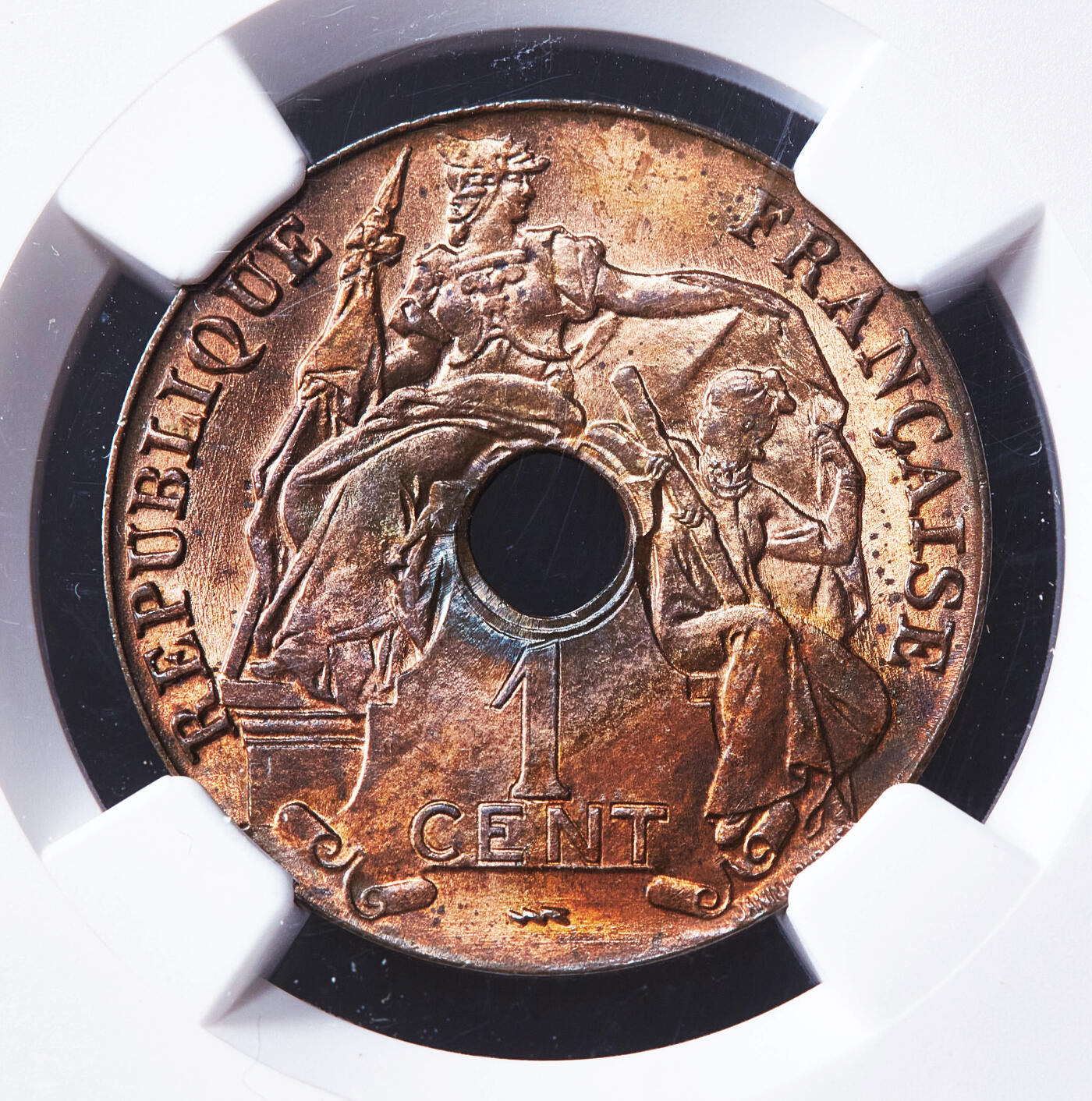 【俄甄集藏】满园春色-2026年(051)04-22星期三 晚 19:30 全场包邮 法属印度支那1923年A版中孔百分之一（1分）铜币，NGC MS64RB，原铜光转光，少见法国普瓦西造币厂版