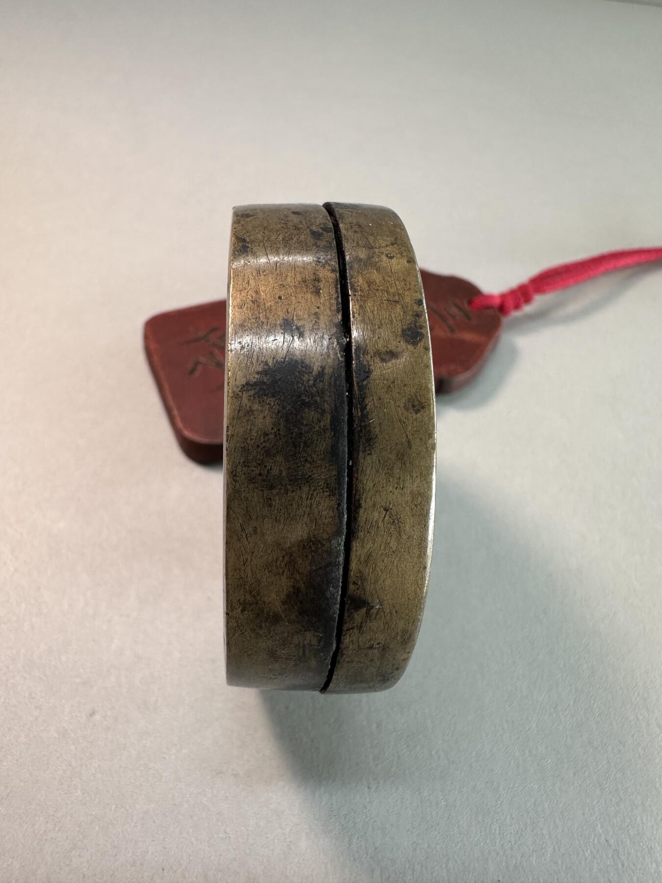 清代晚期 铜墨盒 圆形手工刻诗文 文房铜器 全品无修 直径5.6cm