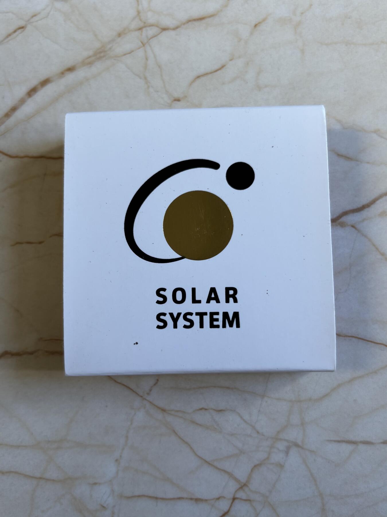 第197期拍卖 帕劳2018年太阳系系列2天王星镶蓝色铌金属彩银币，金属:999银/998铌，重量:15克(8.3克银/6.7克铌），直径:30毫米，发行：3000枚