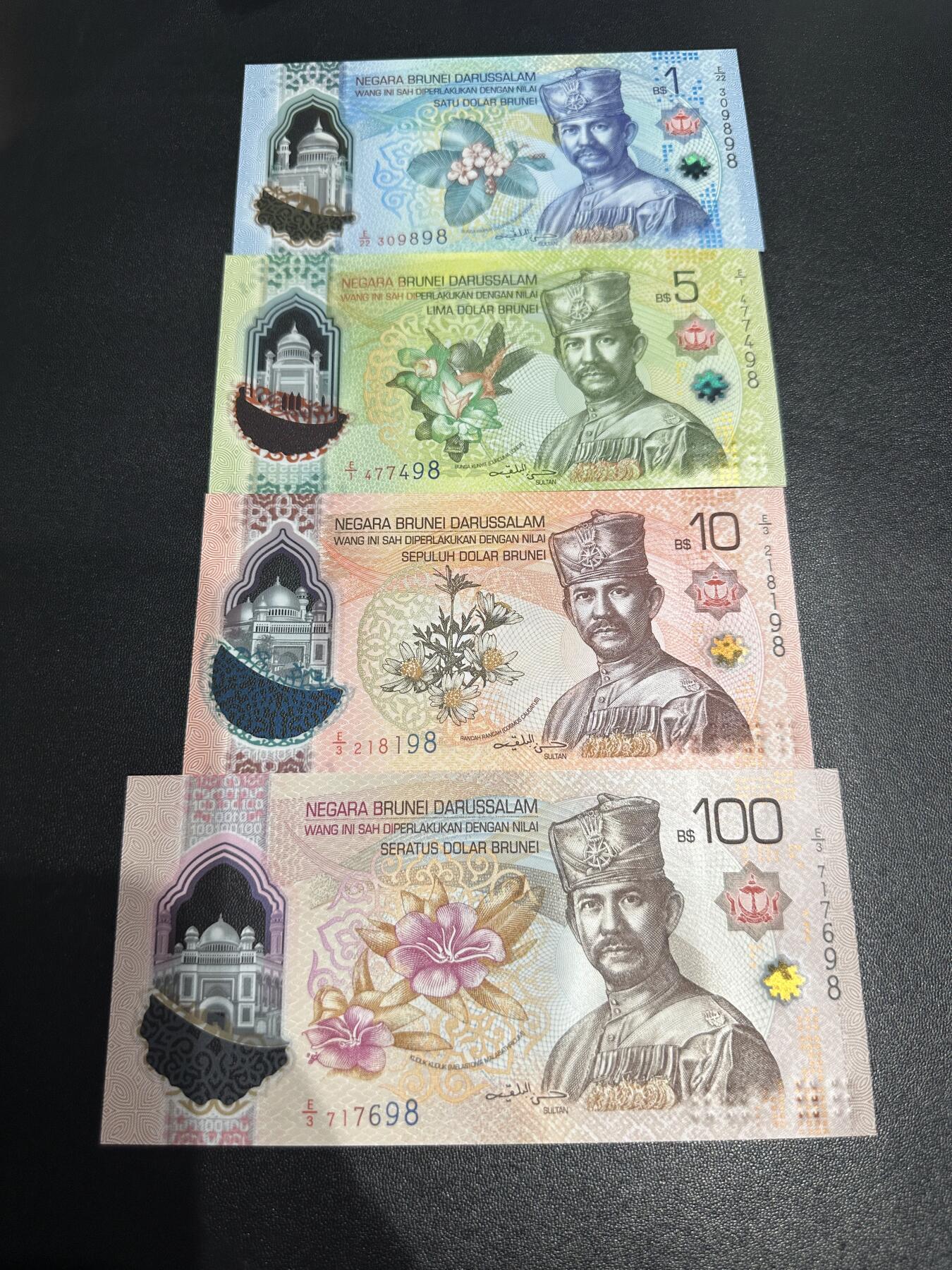 《外钞收藏家》第六百二十六期（精品场）（长期征集拍品、欢迎藏友们联系合作） 文莱2026年1/5/10/100新版四张尾号后二98相同（其中1/5是E1首发字冠）	UNC