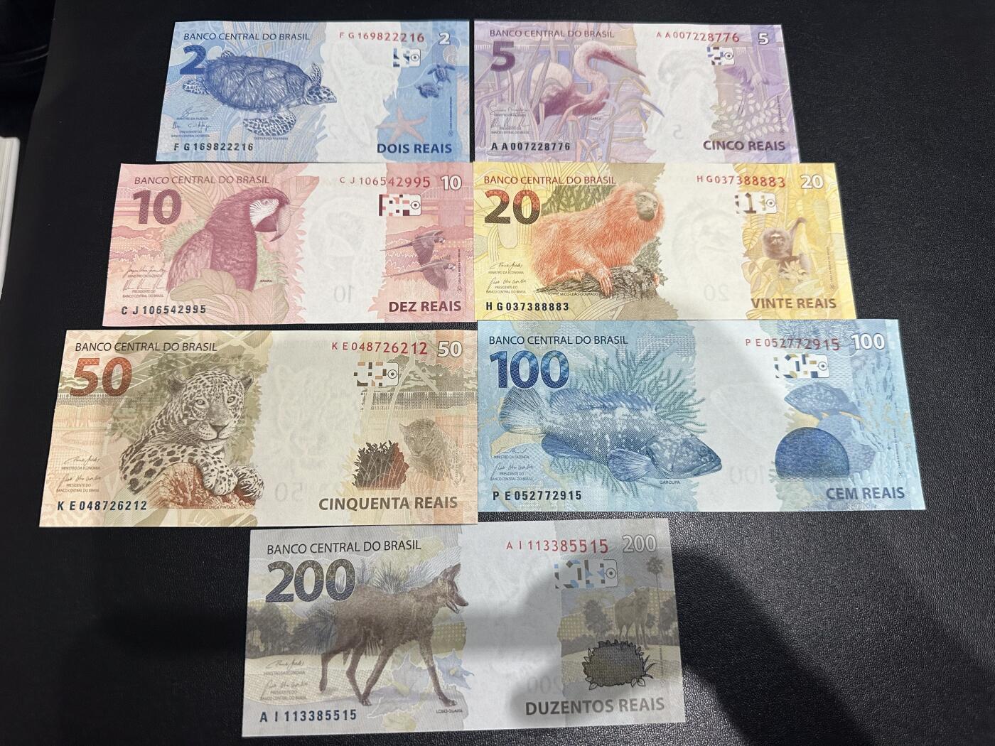 《外钞收藏家》第六百二十六期（精品场）（长期征集拍品、欢迎藏友们联系合作） 巴西新版2-200雷亚尔7张一套（5与200是AA字冠，有多张号码不错）	UNC