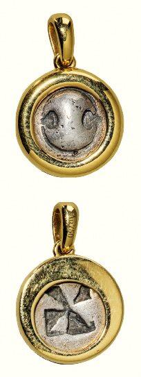 中贸圣佳2026四季・迎春拍卖会 六盈堂藏泉 钱币 证章 卡牌专场 古希腊彼奥提亚地区底比斯城经典古风版盾牌一德拉克马银币镶嵌18K金吊坠 直径13.3mm