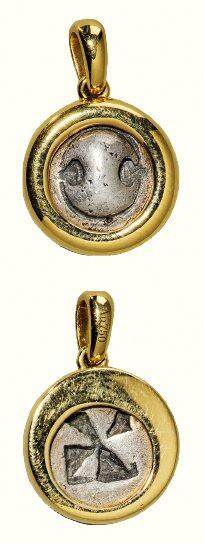 中贸圣佳2026四季・迎春拍卖会 六盈堂藏泉 钱币 证章 卡牌专场 - 古希腊彼奥提亚地区底比斯城经典古风版盾牌一德拉克马银币镶嵌18K金吊坠 直径13.3mm