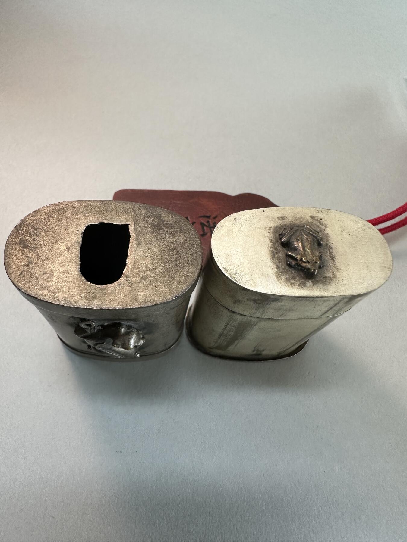 民国老白铜双侧高浮雕螭龙蛙钮多层腰圆形铜烟丝盒 传世良美品 民俗文玩雅器