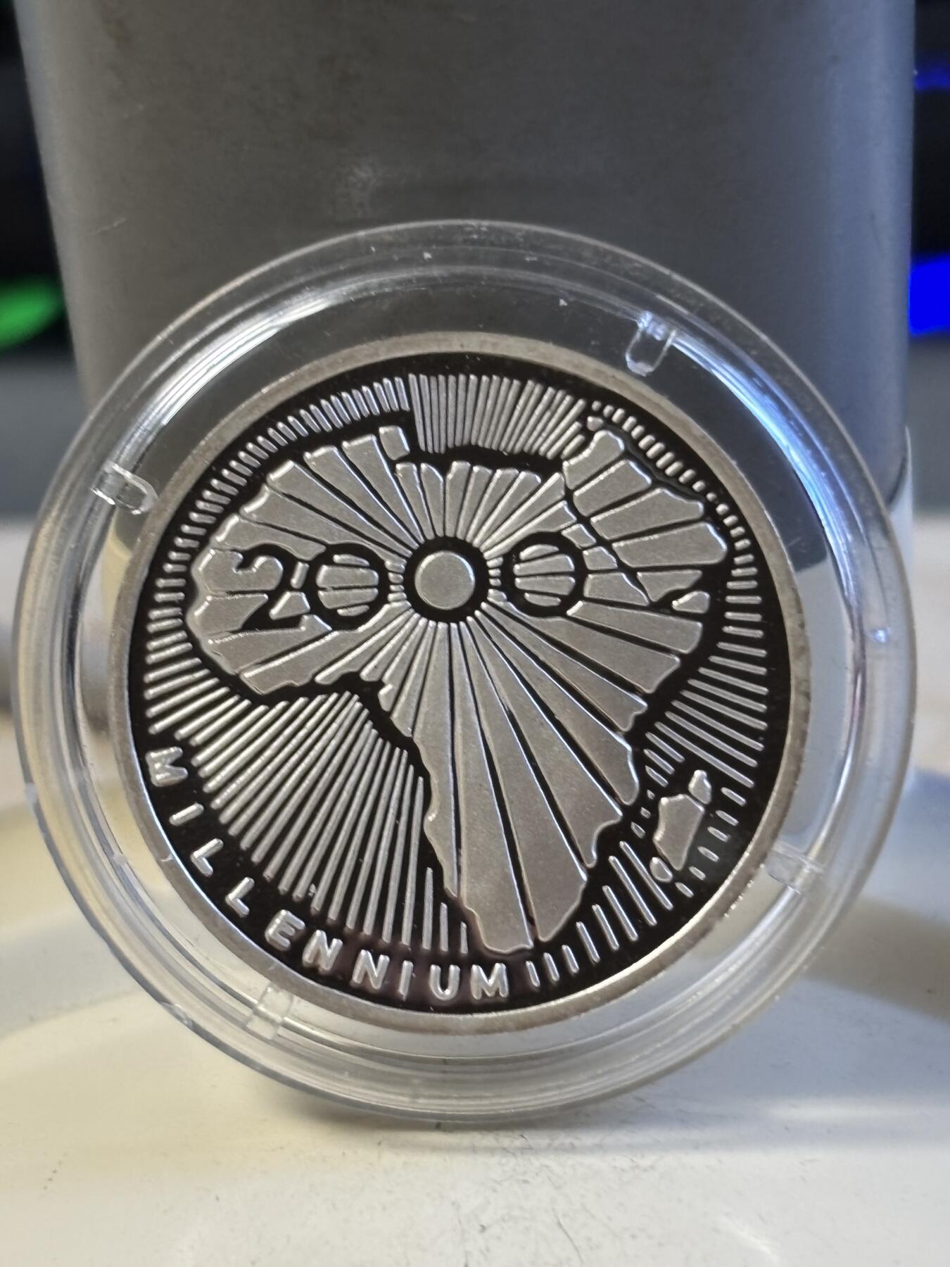 第197期拍卖 乍得2000年千禧年系列非洲地图精制纪念银币，999银，12克