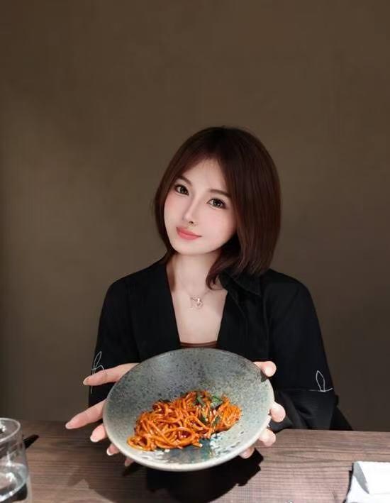 零元拍：吴艳妮亲笔签名第31届世界大学生夏季运动会吉祥物蓉宝游世界冰箱贴！ 