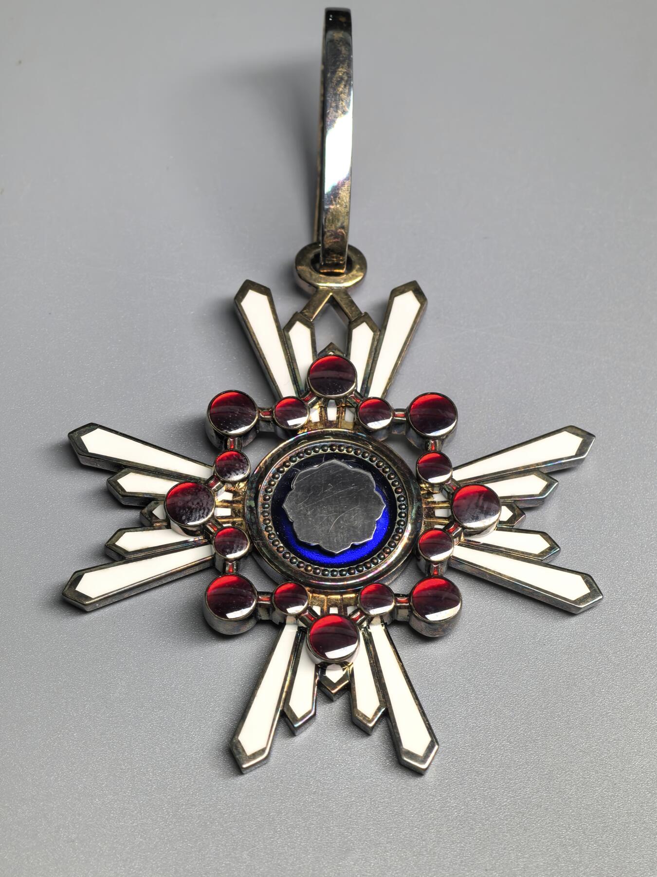 小驴勋章奖章收藏4月11日周六晚六点拍卖（珍爱和平，收藏战争，铭记历史，勿忘国耻，忠党爱国。有偿代拍，送拍规则在简介最后，参拍须阅读规则后再参拍，关系到运费包装发货时效真假辨别等关键信息，拍卖时不再发原图，看大图店主微信码在拍卖店铺介绍里） 勋三等瑞宝章带大漆盒，银质七宝烧