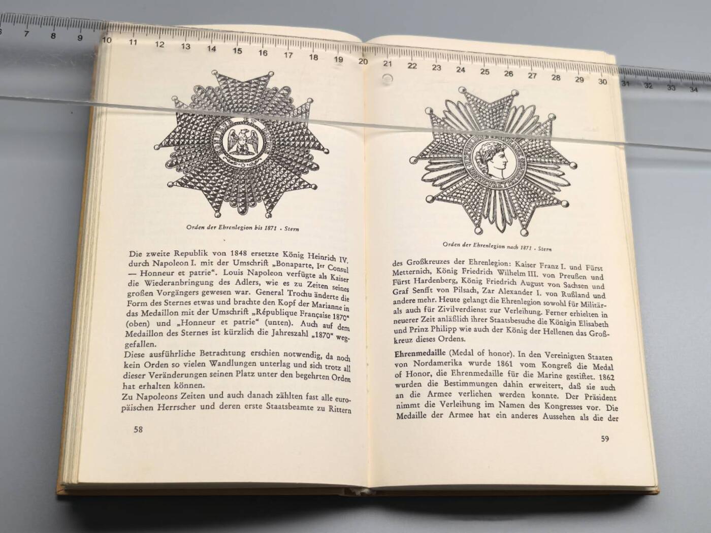 小驴勋章奖章收藏4月11日周六晚六点拍卖（珍爱和平，收藏战争，铭记历史，勿忘国耻，忠党爱国。有偿代拍，送拍规则在简介最后，参拍须阅读规则后再参拍，关系到运费包装发货时效真假辨别等关键信息，拍卖时不再发原图，看大图店主微信码在拍卖店铺介绍里） 德国《勋章与荣誉：历史与当代》，作者：恩斯特．奥古斯特．楚尔．利珀亲王，1958年出版，（含中世纪欧洲勋章体系、德国1806-1945年还有战后勋章体系）