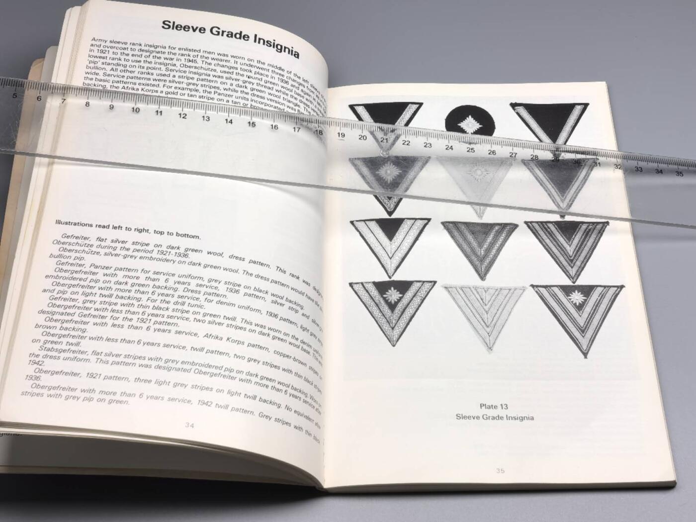 小驴勋章奖章收藏4月11日周六晚六点拍卖（珍爱和平，收藏战争，铭记历史，勿忘国耻，忠党爱国。有偿代拍，送拍规则在简介最后，参拍须阅读规则后再参拍，关系到运费包装发货时效真假辨别等关键信息，拍卖时不再发原图，看大图店主微信码在拍卖店铺介绍里） 得三的徽章布质胸章与标识，全书系统收录了得三(1933-1945）所有组织的布质徽章与标识