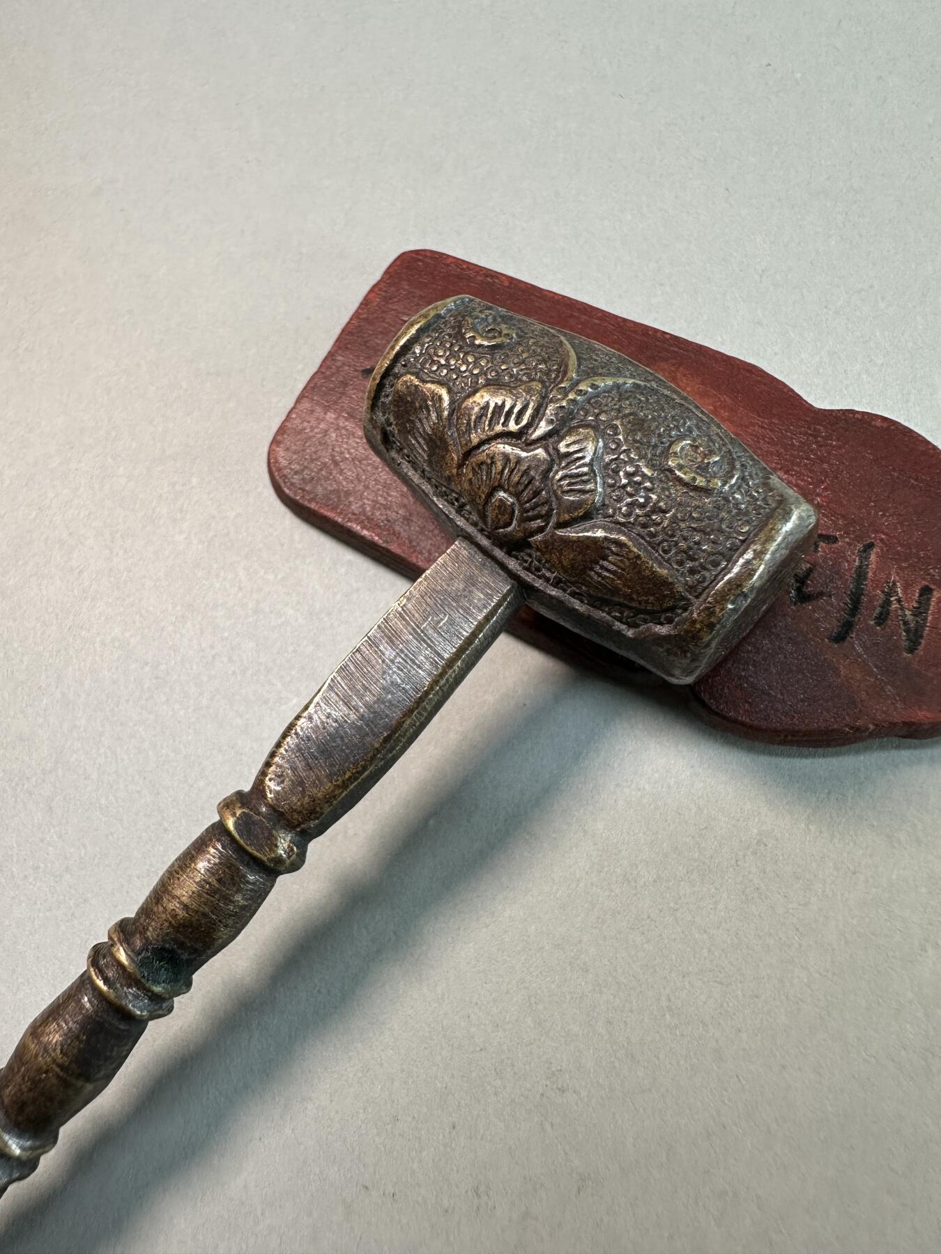 民国老黄铜錾花竹节柄花鸟纹小铜锤 传世良美品 民俗文玩雅器