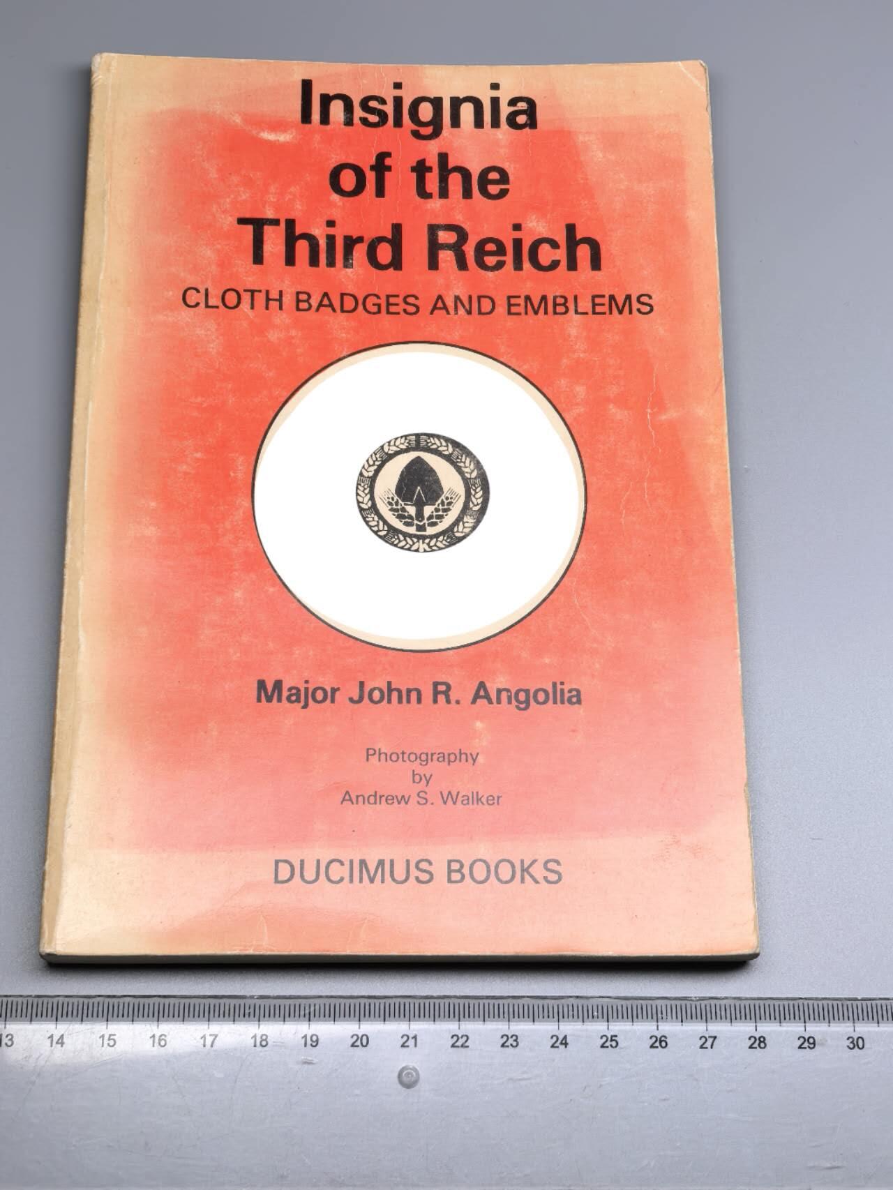 小驴勋章奖章收藏4月11日周六晚六点拍卖（珍爱和平，收藏战争，铭记历史，勿忘国耻，忠党爱国。有偿代拍，送拍规则在简介最后，参拍须阅读规则后再参拍，关系到运费包装发货时效真假辨别等关键信息，拍卖时不再发原图，看大图店主微信码在拍卖店铺介绍里） 得三的徽章布质胸章与标识，全书系统收录了得三(1933-1945）所有组织的布质徽章与标识