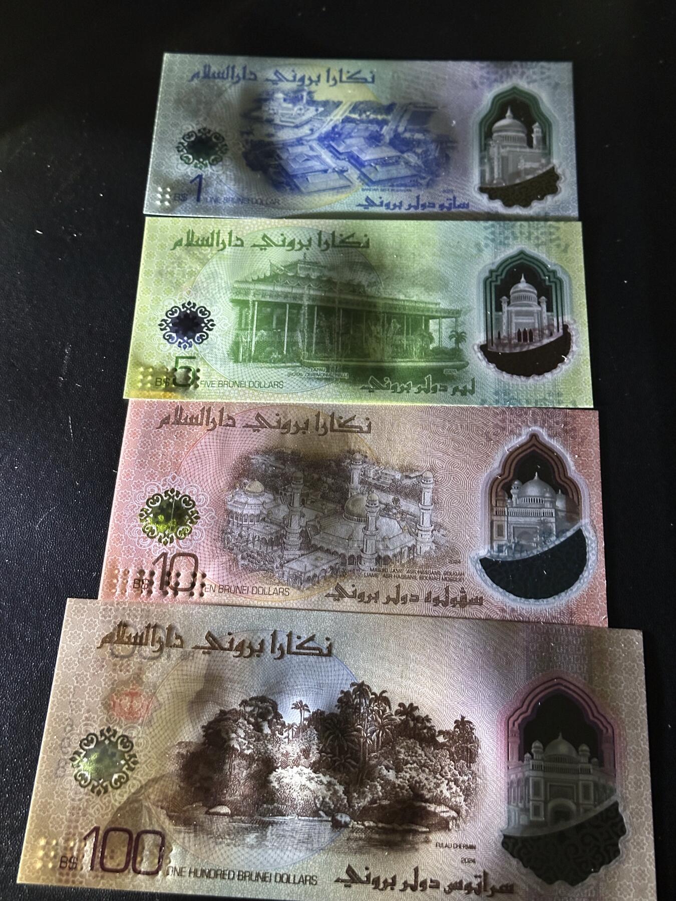 《外钞收藏家》第六百二十六期（精品场）（长期征集拍品、欢迎藏友们联系合作） 文莱2026年1/5/10/100新版四张尾号后二98相同（其中1/5是E1首发字冠）	UNC