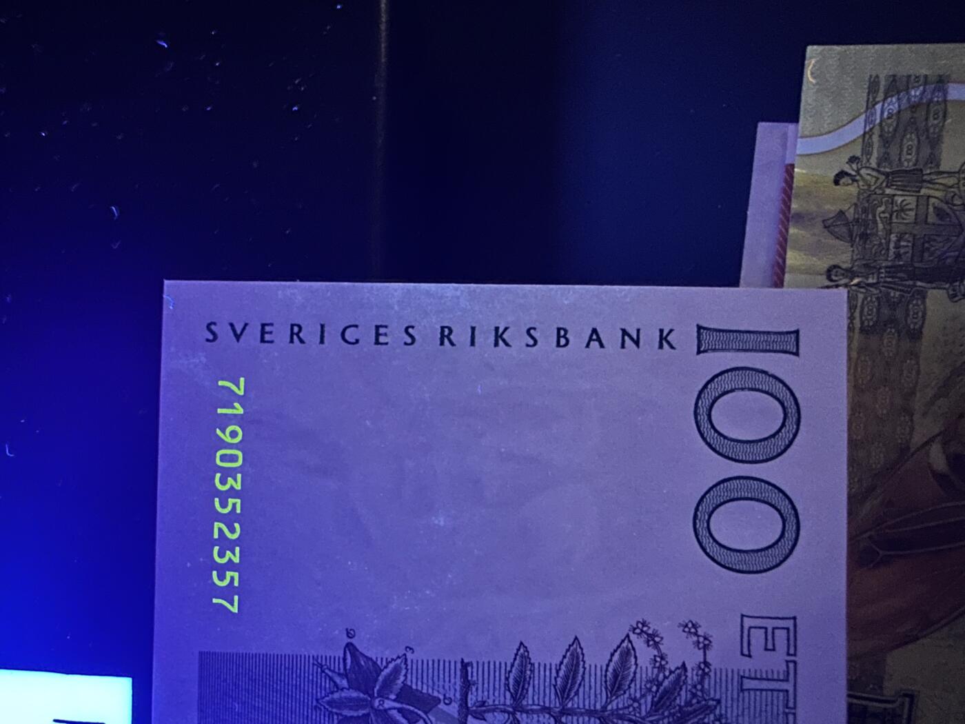 《外钞收藏家》第六百二十六期（精品场）（长期征集拍品、欢迎藏友们联系合作） 瑞典87版 初版100克朗 全新 边上轻微荧光反应