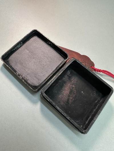 清-民国-建国｜老铜器专场.伍 民国老黄铜方形高士童子赏菊图铜墨盒 