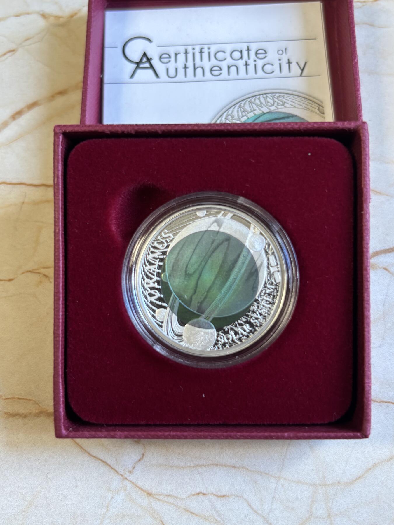 第197期拍卖 帕劳2018年太阳系系列2天王星镶蓝色铌金属彩银币，金属:999银/998铌，重量:15克(8.3克银/6.7克铌），直径:30毫米，发行：3000枚