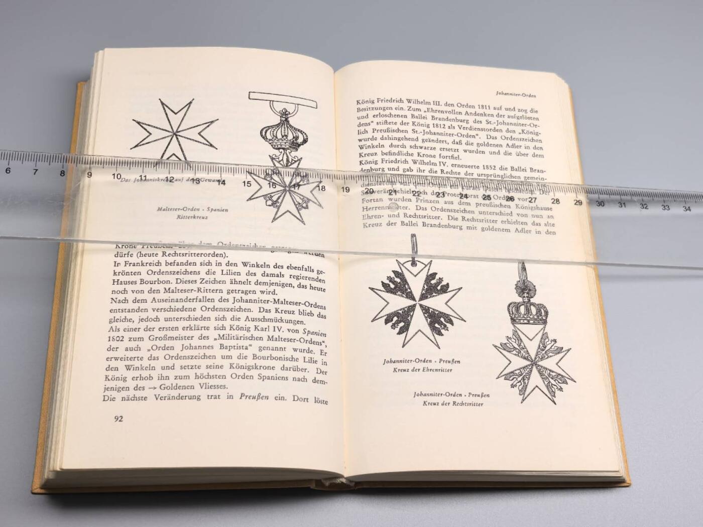 小驴勋章奖章收藏4月11日周六晚六点拍卖（珍爱和平，收藏战争，铭记历史，勿忘国耻，忠党爱国。有偿代拍，送拍规则在简介最后，参拍须阅读规则后再参拍，关系到运费包装发货时效真假辨别等关键信息，拍卖时不再发原图，看大图店主微信码在拍卖店铺介绍里） 德国《勋章与荣誉：历史与当代》，作者：恩斯特．奥古斯特．楚尔．利珀亲王，1958年出版，（含中世纪欧洲勋章体系、德国1806-1945年还有战后勋章体系）