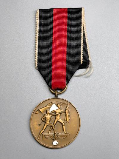 小驴勋章奖章收藏4月18日周六晚六点拍卖（珍爱和平，收藏战争，铭记历史，勿忘国耻，忠党爱国。有偿代拍，送拍规则在简介最后，参拍须阅读规则后再参拍，关系到运费包装发货时效真假辨别等关键信息，拍卖时不再发原图，看大图店主微信码在拍卖店铺介绍里或者找我要） 得三苏台德回归奖章