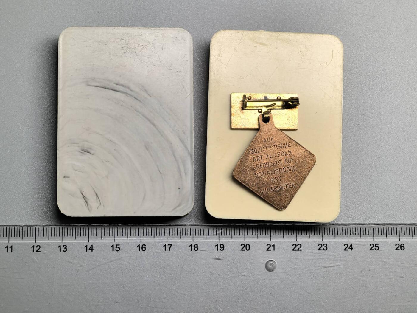 小驴勋章奖章收藏4月11日周六晚六点拍卖（珍爱和平，收藏战争，铭记历史，勿忘国耻，忠党爱国。有偿代拍，送拍规则在简介最后，参拍须阅读规则后再参拍，关系到运费包装发货时效真假辨别等关键信息，拍卖时不再发原图，看大图店主微信码在拍卖店铺介绍里） 东德社会主义劳动积极分子荣誉称号奖章带盒，早期版