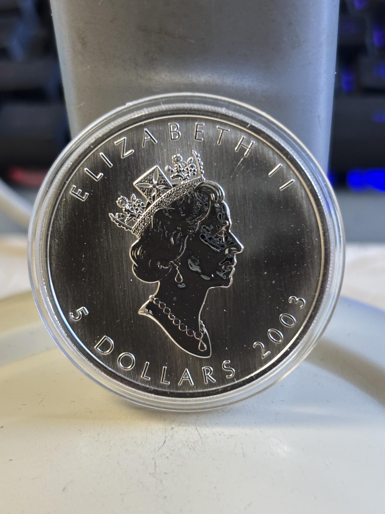 第197期拍卖 加拿大2003年5加元 “枫叶” 9999银 1盎司 局部彩色银币 发行量：3万5千枚 盒证全，塑料盒有脱皮银价584