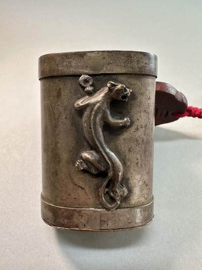 清-民国-建国｜老铜器专场.伍 民国老白铜双侧高浮雕螭龙蛙钮多层腰圆形铜烟丝盒