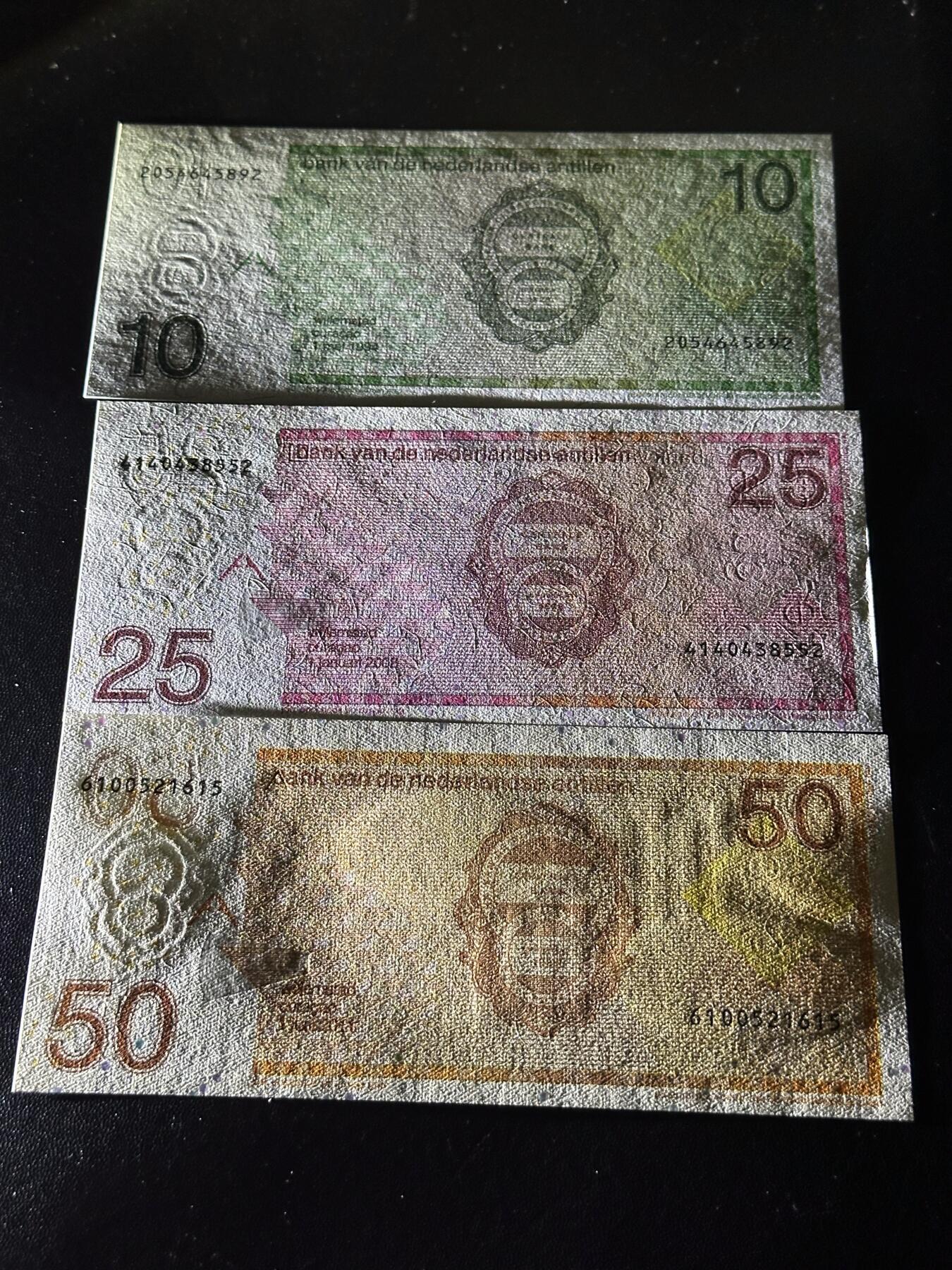 《外钞收藏家》第六百二十六期（精品场）（长期征集拍品、欢迎藏友们联系合作） 荷属安第列斯上一版本10/25/50盾三张一套（精美鸟版系列纸币）UNC