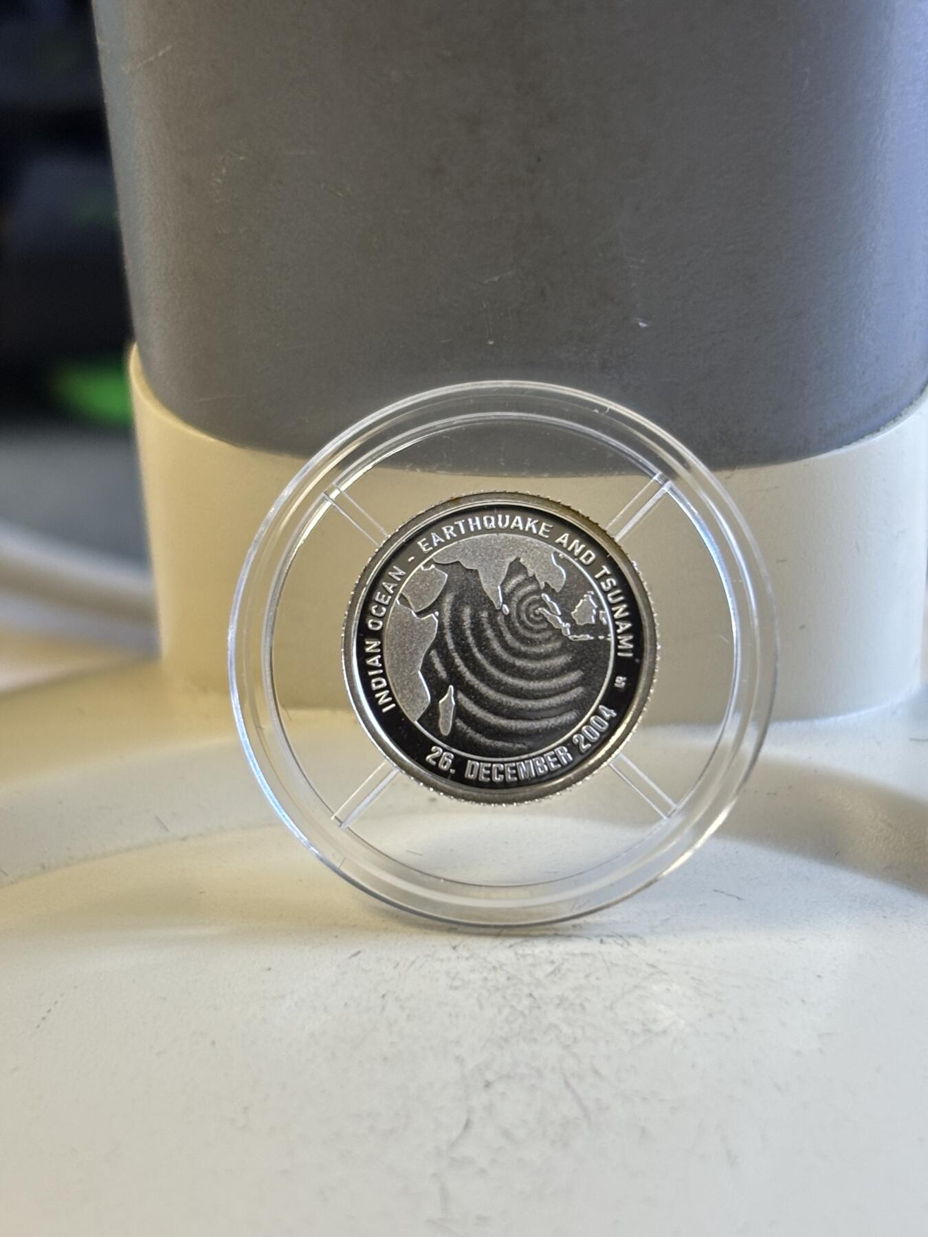 第197期拍卖 索马里2005年印度洋地震和海啸纪念1/25盎司小银币带证书，999银，发行1000枚