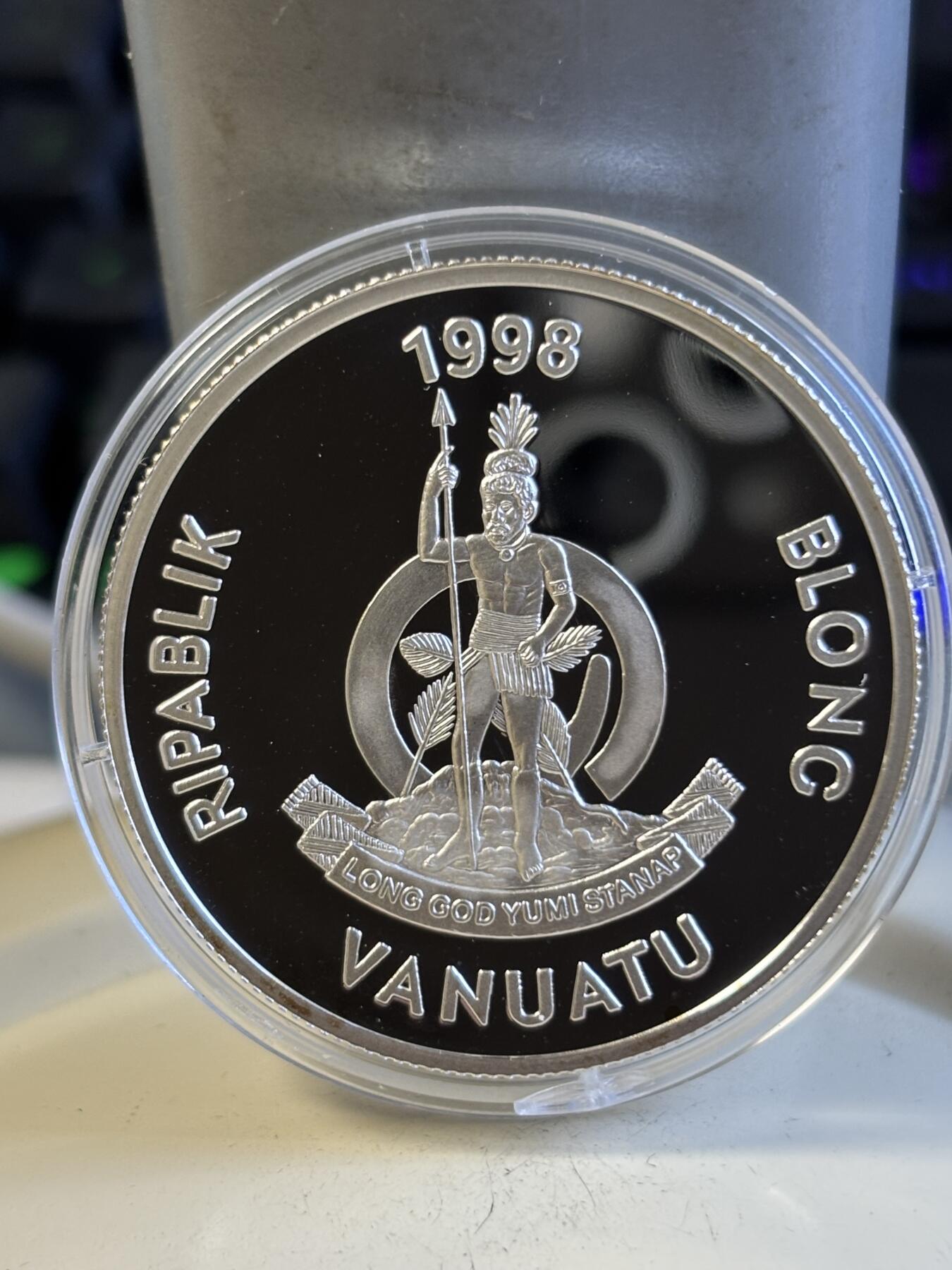 第197期拍卖 瓦努阿图2000年千禧年镀金纪念银币，1盎司925银镀金，塑料盒有破