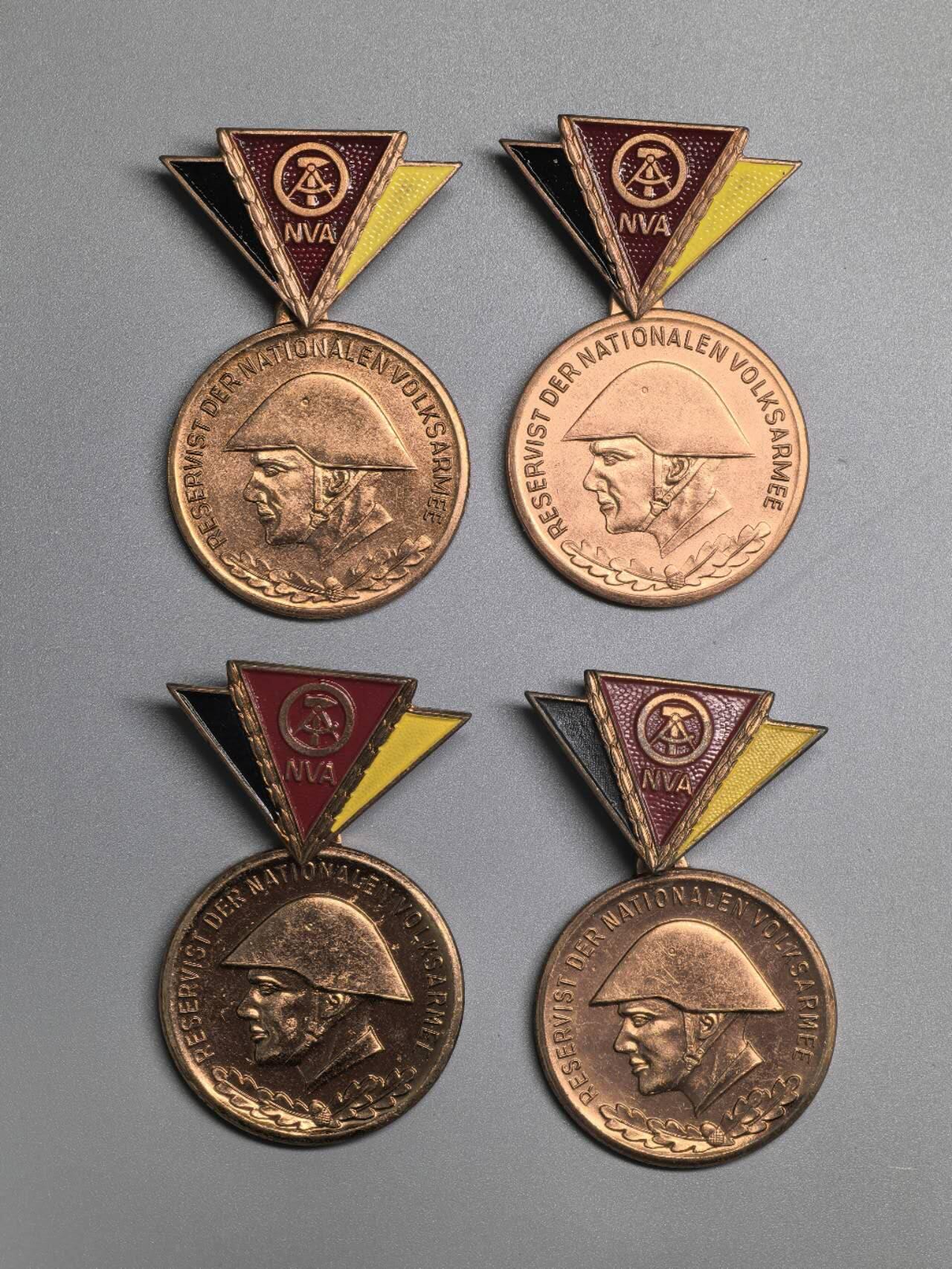 小驴勋章奖章收藏4月11日周六晚六点拍卖（珍爱和平，收藏战争，铭记历史，勿忘国耻，忠党爱国。有偿代拍，送拍规则在简介最后，参拍须阅读规则后再参拍，关系到运费包装发货时效真假辨别等关键信息，拍卖时不再发原图，看大图店主微信码在拍卖店铺介绍里） 东德人民团结会荣誉证章4个