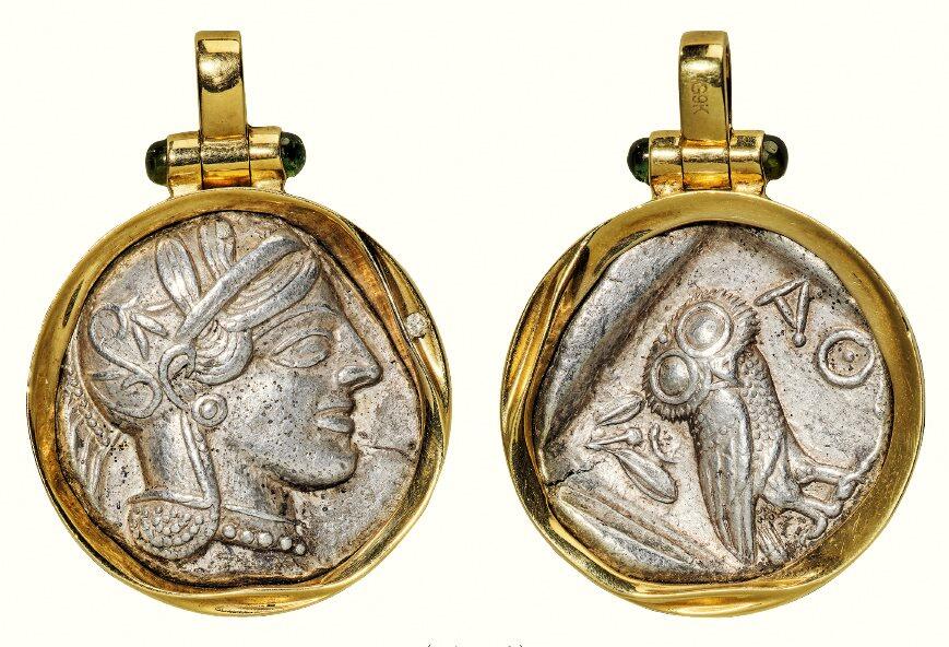 中贸圣佳2026四季・迎春拍卖会 六盈堂藏泉 钱币 证章 卡牌专场 古希腊雅典娜猫头鹰四德拉克马银币9K金吊坠 直径27.6mm