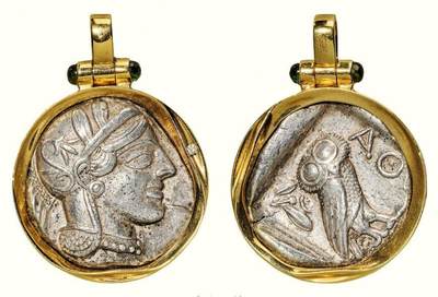 中贸圣佳2026四季・迎春拍卖会 六盈堂藏泉 钱币 证章 卡牌专场 - 古希腊雅典娜猫头鹰四德拉克马银币9K金吊坠 直径27.6mm