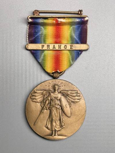 小驴勋章奖章收藏4月11日周六晚六点拍卖（珍爱和平，收藏战争，铭记历史，勿忘国耻，忠党爱国。有偿代拍，送拍规则在简介最后，参拍须阅读规则后再参拍，关系到运费包装发货时效真假辨别等关键信息，拍卖时不再发原图，看大图店主微信码在拍卖店铺介绍里） - 美国一战胜利奖章带法国勋饰条