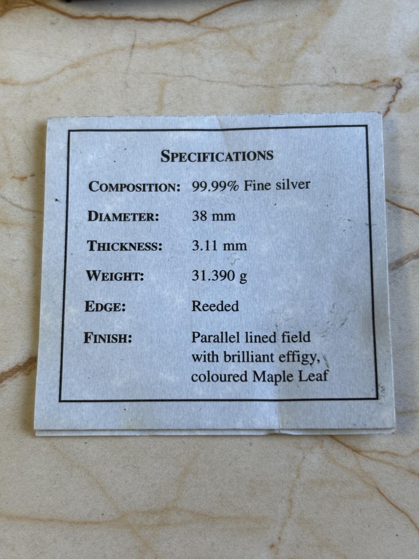 第197期拍卖 加拿大2003年5加元 “枫叶” 9999银 1盎司 局部彩色银币 发行量：3万5千枚 盒证全，塑料盒有脱皮银价584